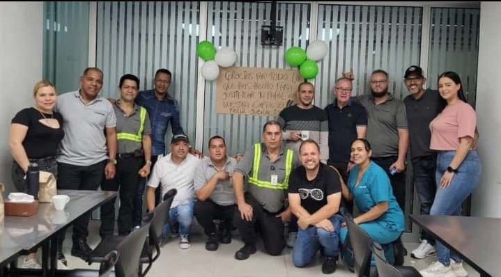 Conductores de Icoltrans reunidos, celebrando el día del conductor y la Virgen del Carmen.